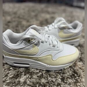 Nike air max shoes size 6 womens.